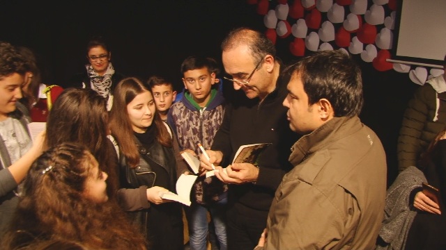 Sunay Akın'a yoğun ilgi