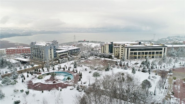 Kampüsten kar manzaraları