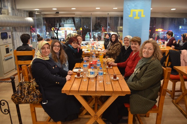 Kırımlı Türkler; kadınları yemekte ağırladı