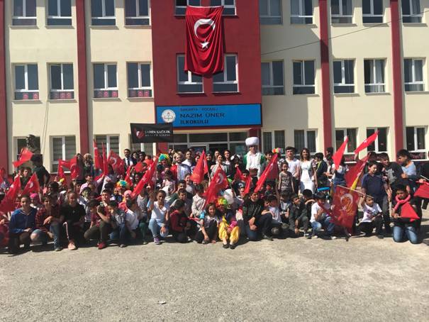 Liseliler ’den öğrencilere hediye