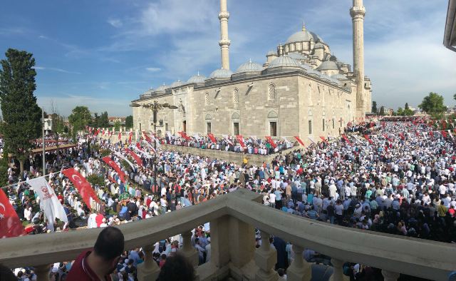 Binler sel oldu aktı