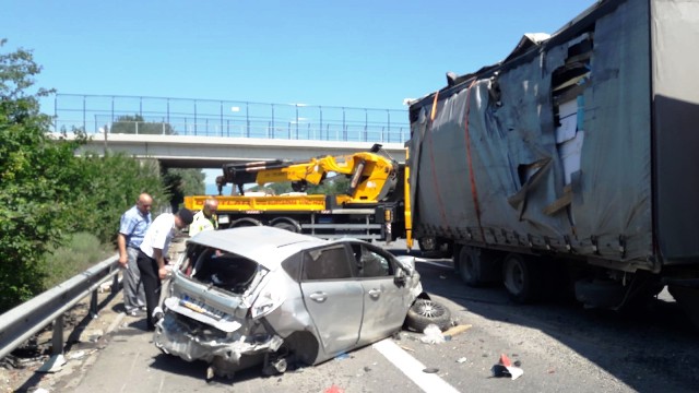 Kağıt gibi ezilen otomobilden sağ çıktılar