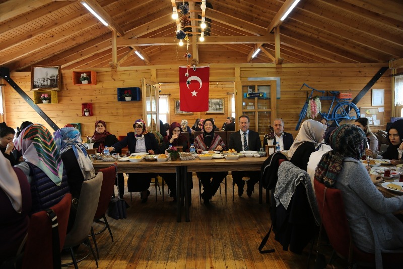 AK  Kadınlar Geyve'de toplandı