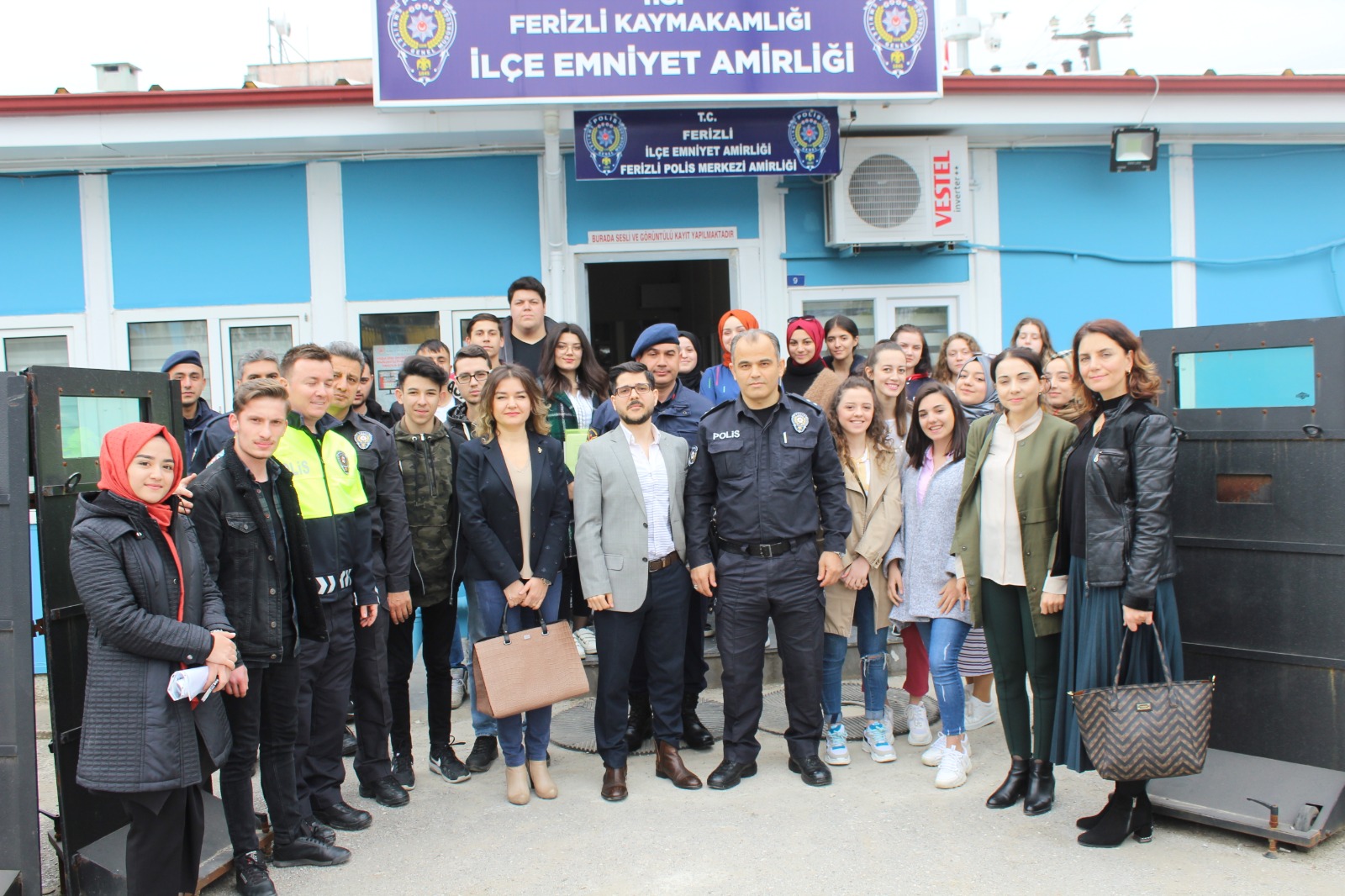 Öğrenciler polisi duygulandırdı