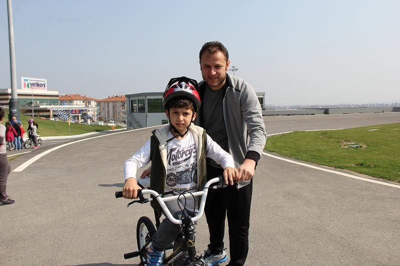 Çocuklar pedala bastı