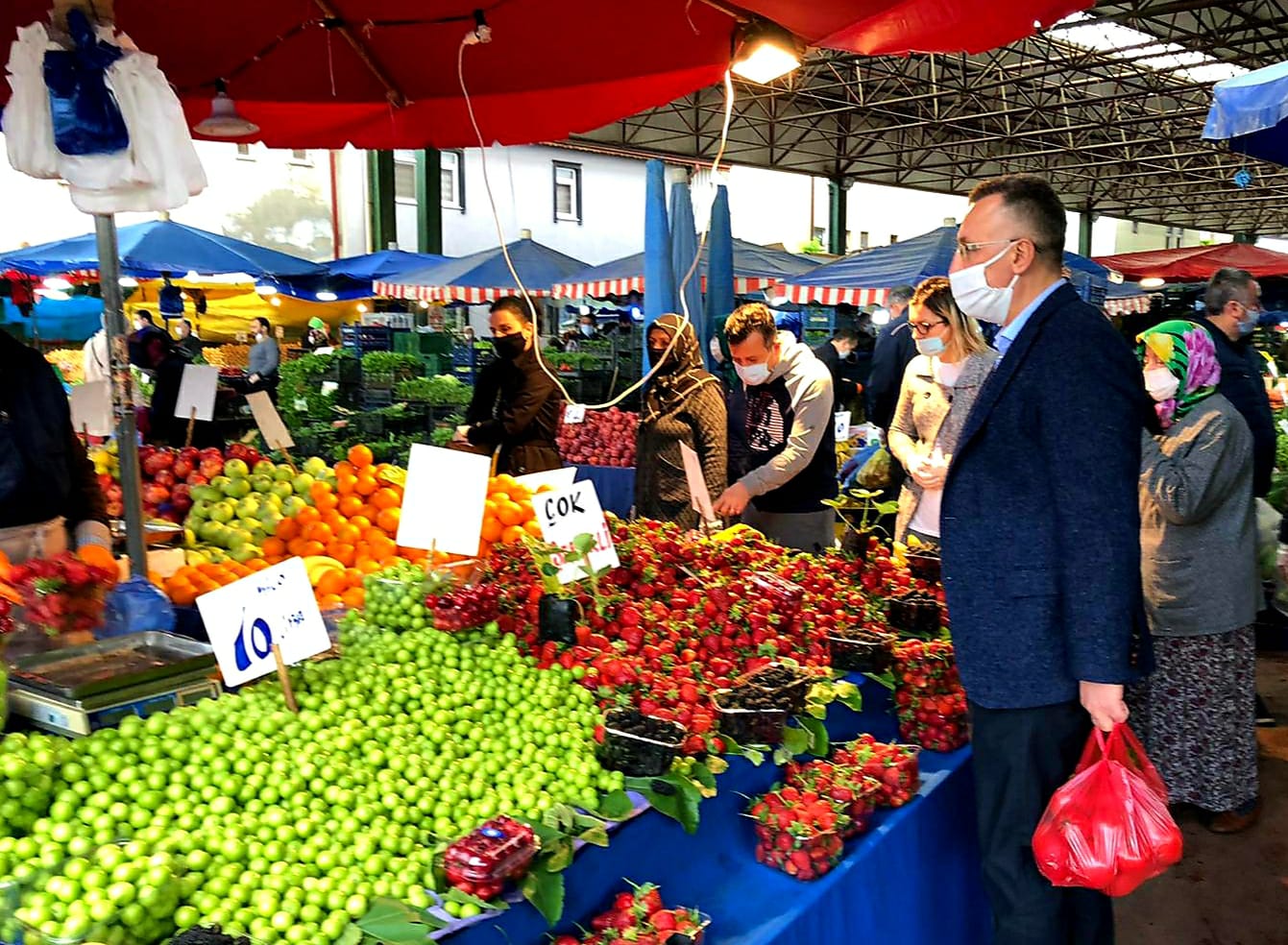 Başkan Işıksu Pazar alışverişinde