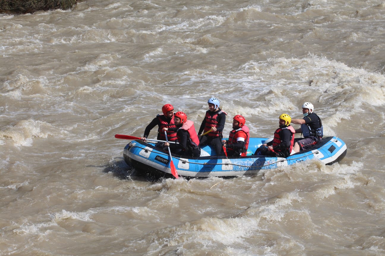 Gönüllü gençlerin rafting heyecanı