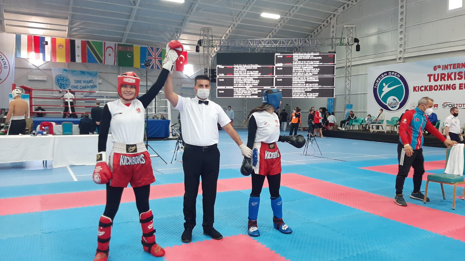 Kick Boks 'ta Sakarya rüzgarı