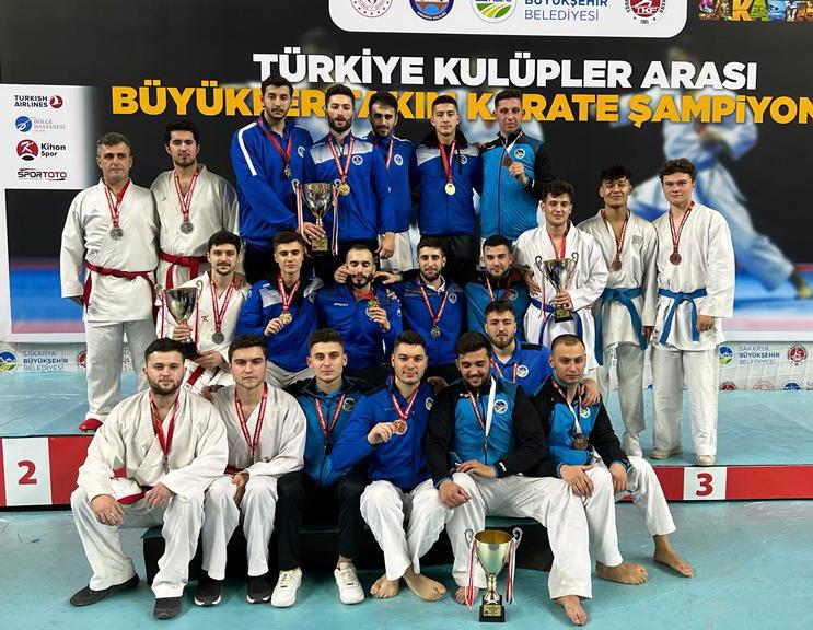 Karate takımı kürsüye çıktı