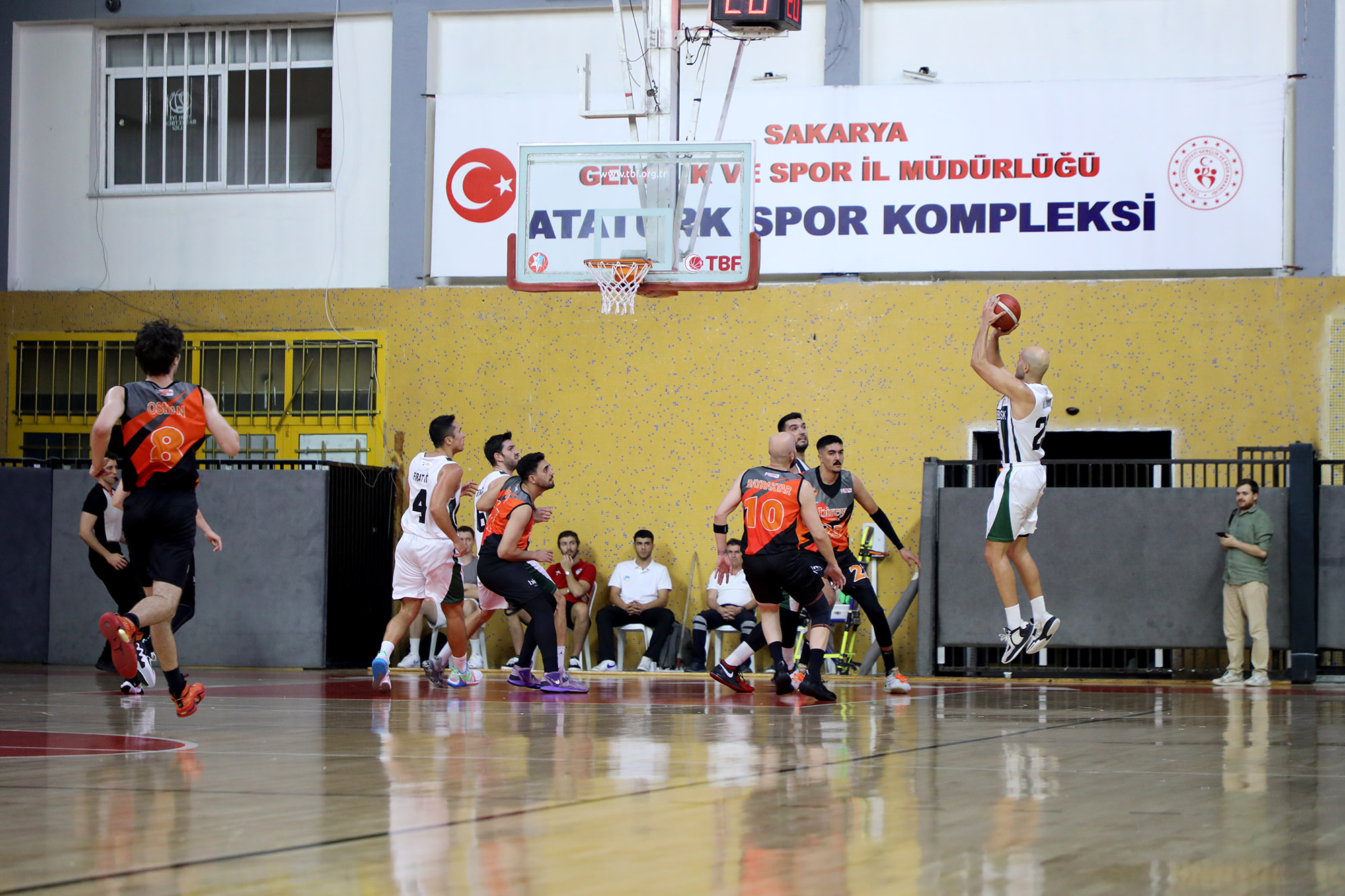 Büyükşehir basket galibiyetle başladı: 71-91