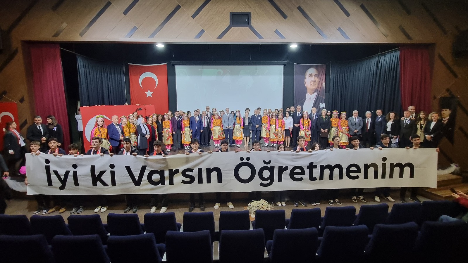 Öğretmenler Günü Programı Duygulandırdı