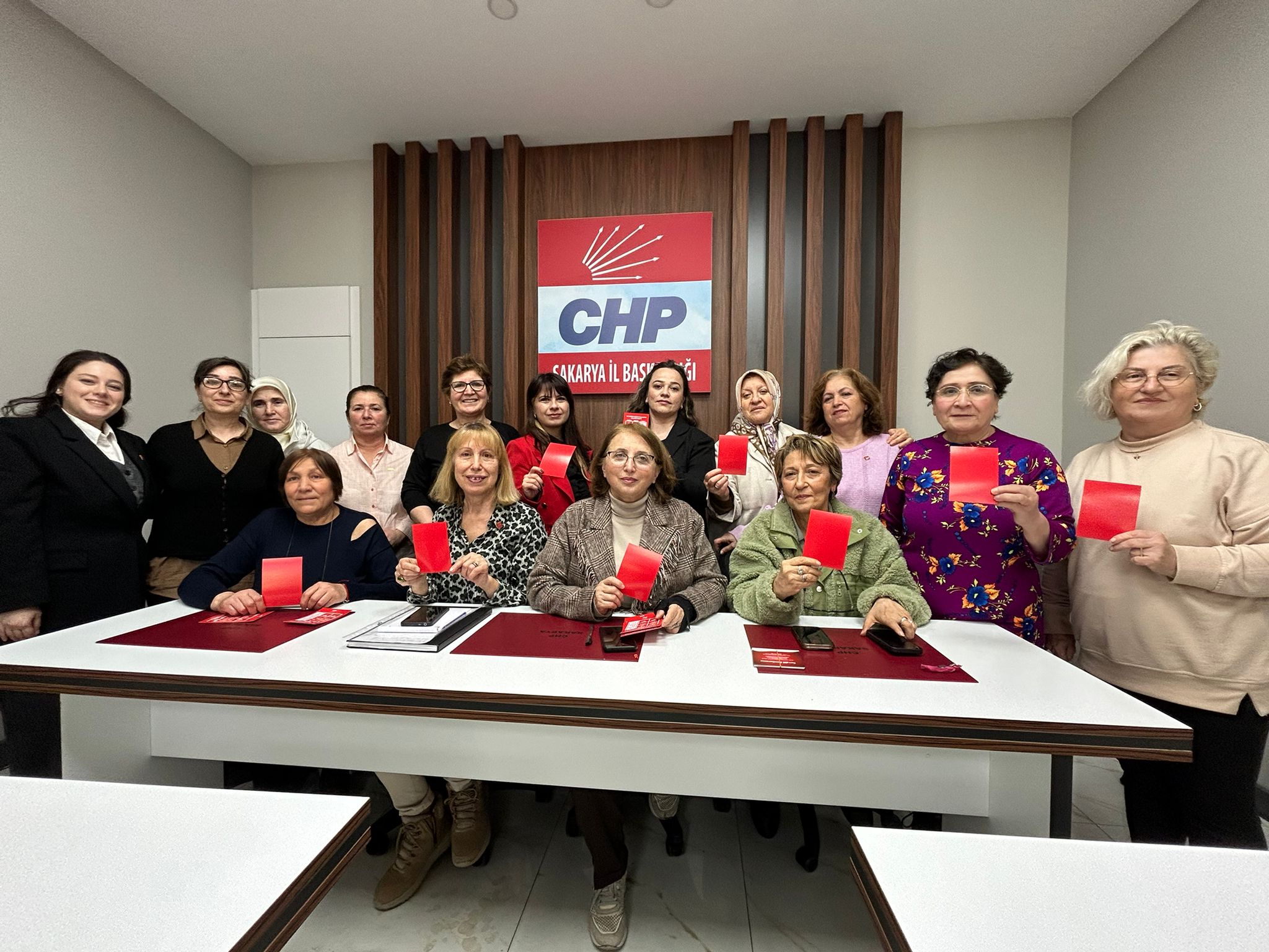 CHP’li kadınlardan iktidara ‘Kırmızı kart’